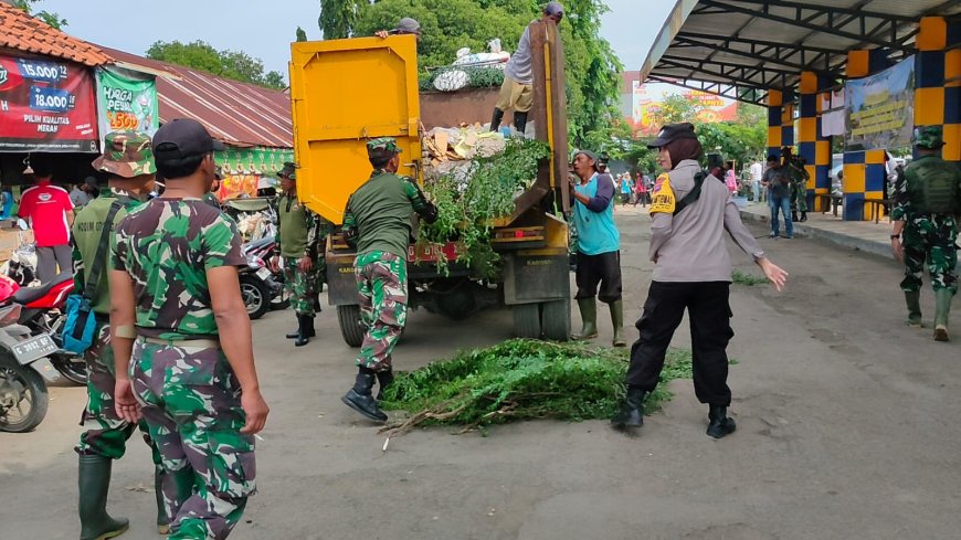 Kompak, TNI Kodim Tegal Bersama Kepolisian dan Masyarakat Gotong Royong Bersihkan Pasar