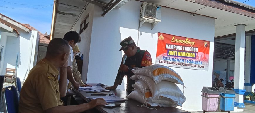 Babinsa Serka Aswin Dampingi Pembagian Beras Bantuan Dari Badan Ketahanan Pangan