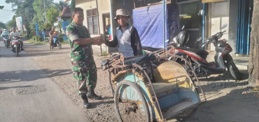 Jum'at Berkah, Koramil 11 Pangkah Kodim 0712 Tegal Bagikan – Bagi Nasi Bungkus Pada Tukang Becak