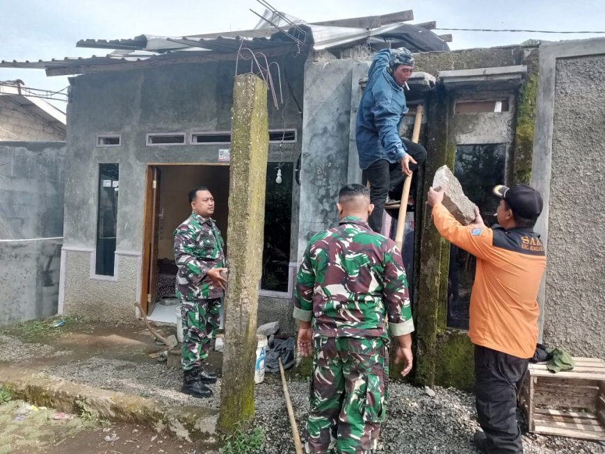 Anggota Koramil Bumijawa Bantu Warga Terdampak Angin Puting Beliung