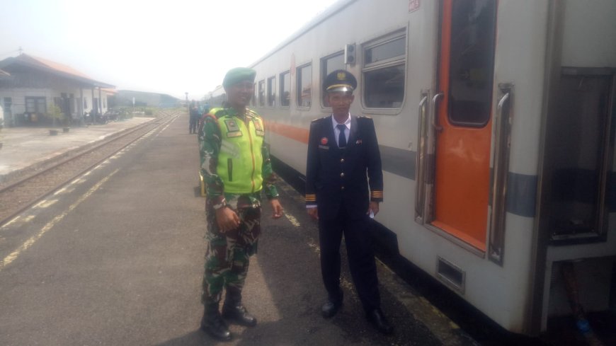 Berikan Rasa Aman, Babinsa Koramil Margasari Laksanakan Pengamanan Di Stasiun Prupuk