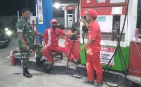 Babinsa Koramil Pangkah Kunjungi SPBU Komsos Bersama Warga Dan Karyawan SPBU