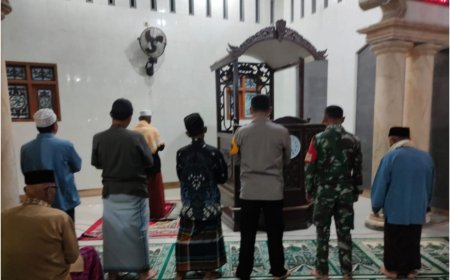 Mantapkan Iman Dan Taqwa, Babinsa Koramil Lebaksiu Sholat Subuh Berjamaah di Wilayah Binaan