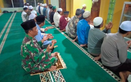 Bersama Warga Babinsa Koramil Talang Melaksanakan Sholat Subuh Berjamaah
