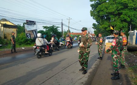 Jumat Berkah Anggota Koramil Pangkah Kodim 0712 Tegal Korem 071 Wijayakusuma Bagi bagi Nasi