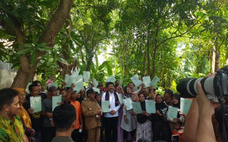 Dandim 0712 Tegal Korem 071 Wijayakusuma Dampingi Menteri ATR/BPN RI Bagikan Sertifikat PTSL Di Kabupaten Tegal