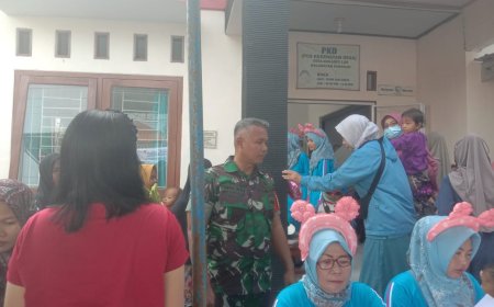 Babinsa Sertu Muladi Dampingi Pemberian Vaksin Polio Kepada Balita