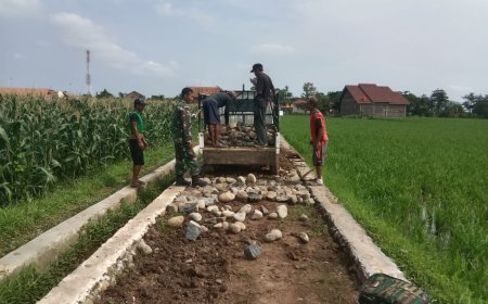 Jaga Fasilitas Umum, Babinsa Bantu Perbaikan Jalan