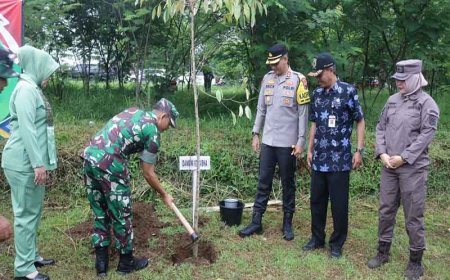 Dandim 0704 Banjarnegara Pimpin Karya Bakti Penanaman Pohon hingga Pengobatan Massal