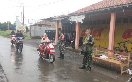 Jumat Berkah, Personil Koramil 11 Pangkah Kodim 0712 Tegal Korem 071 Wijayakusuma Hadang Warga Yang Melintas