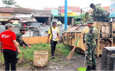 Danramil Lebaksiu Kodim 0712 Tegal Korem 071 Wijayakusuma Pimpin Pembersihan Pasar Tradisional