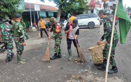Cegah Penyebaran Penyakit, Anggota Kodim 0712 Tegal Korem 071 Wijayakusuma Bersama Warga Bersihkan Pasar Tradisional Pesayangan