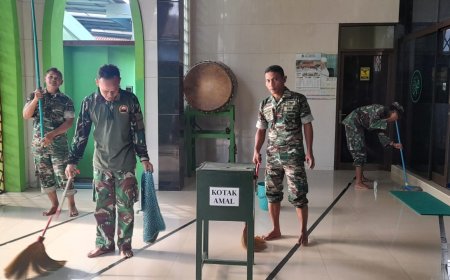 Anggota TNI Bersih – Bersih Masjid Baiturrahim Balamoa