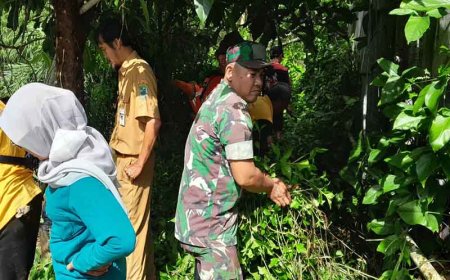 Dukungan Terpadu Babinsa dan Relawan Bersihkan Sungai Demi Kurangi Banjir di Semarang
