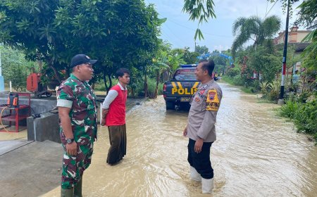 Babinsa Koramil Kramat Pantau Desa Binaan Yang Terendam Banjir