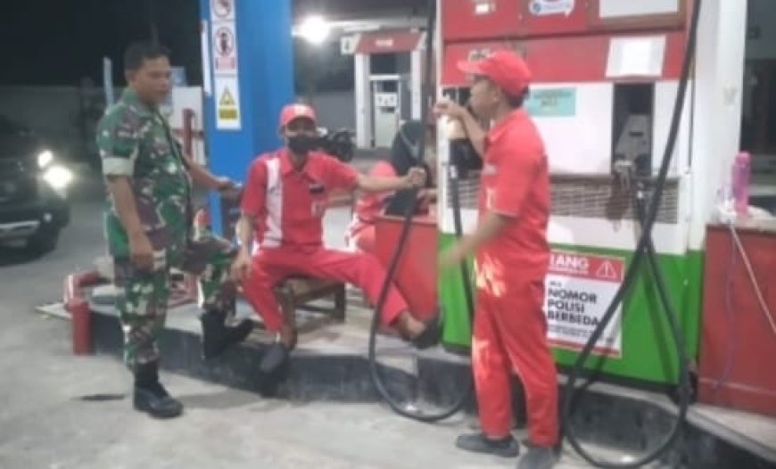Babinsa Koramil Pangkah Kunjungi SPBU Komsos Bersama Warga Dan Karyawan SPBU