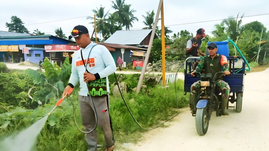 Basmi Gulma, Babinsa Skanto Bersama Aparat Kampung Semprotkan Herbisida