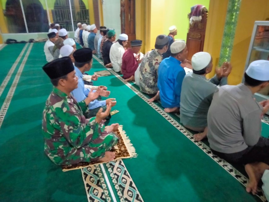 Bersama Warga Babinsa Koramil Talang Melaksanakan Sholat Subuh Berjamaah