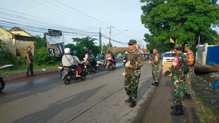 Jumat Berkah Anggota Koramil Pangkah Kodim 0712 Tegal Korem 071 Wijayakusuma Bagi bagi Nasi