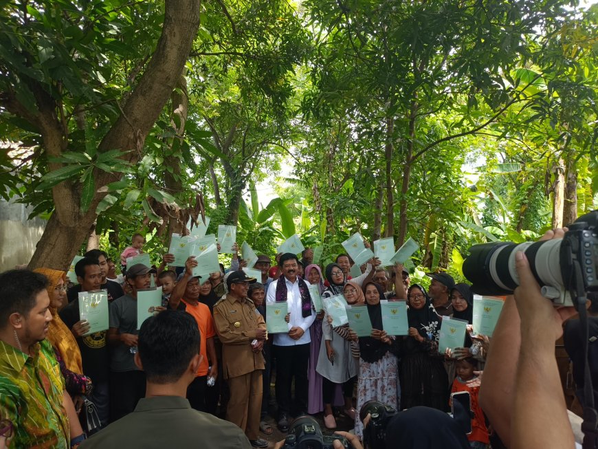 Dandim 0712 Tegal Korem 071 Wijayakusuma Dampingi Menteri ATR/BPN RI Bagikan Sertifikat PTSL Di Kabupaten Tegal