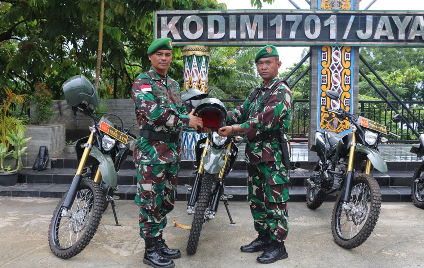 Tingkatkan Profesionalisme Kinerja Babinsa, Kasdim Jayapura Serahkan Kendaraan Dinas Bantuan Kemenhan RI