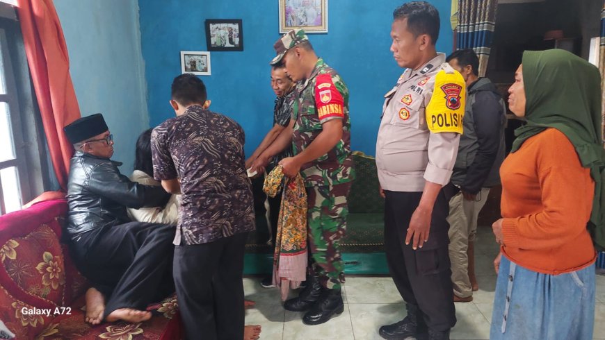 ODGJ Mengamuk Babinsa Bersama Bhabinkamtibmas Turun Tangan Menyelesaikan Masalah Secara Persuasif