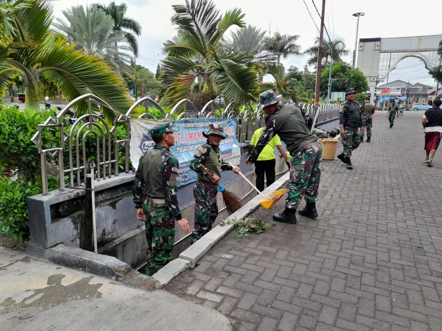 Jaga Kebersihan Tempat Ibadah, Babinsa Kodim 0712 Tegal Korem 071 Wijayakusuma Kerja Bakti Bersihkan Masjid
