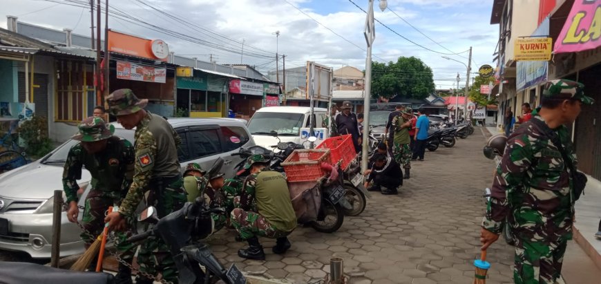 Dalam Rangka Pemilu Damai, Personil TNI Bersihkan Pasar Tradisional Cindai