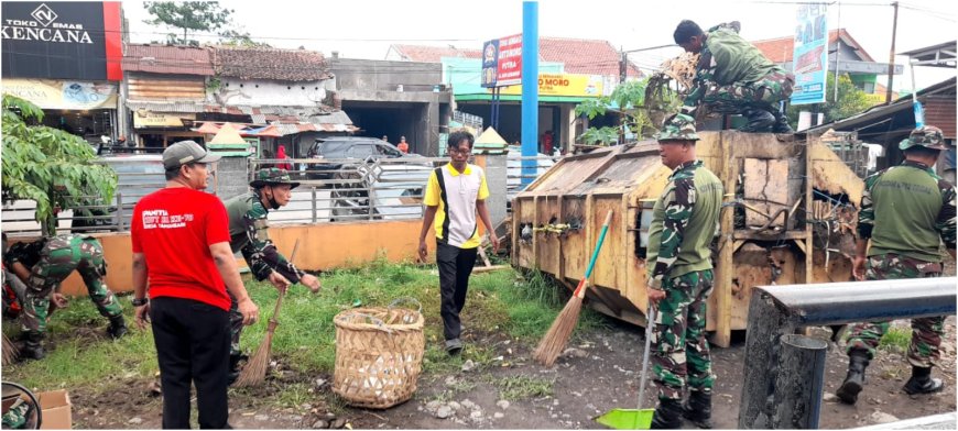 Danramil Lebaksiu Kodim 0712 Tegal Korem 071 Wijayakusuma Pimpin Pembersihan Pasar Tradisional
