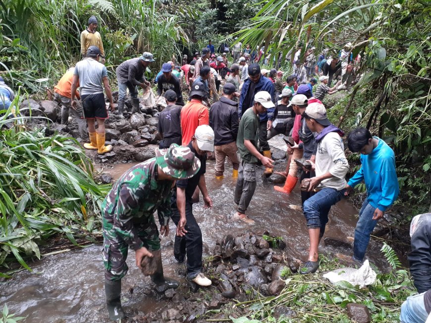Kegiatan Kerja Bakti sebagai Wujud Implementasi Pembinaan Teritorial oleh Babinsa Koramil 06 Kalibening