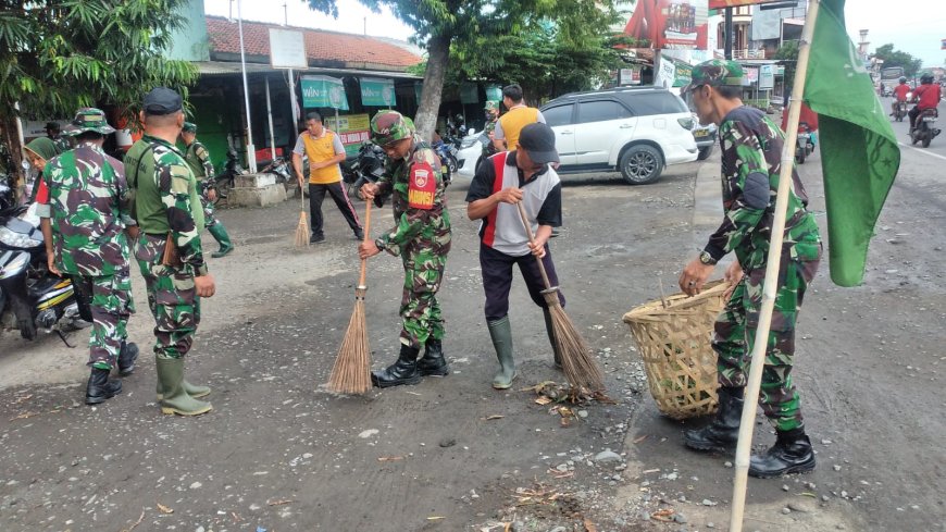 Cegah Penyebaran Penyakit, Anggota Kodim 0712 Tegal Korem 071 Wijayakusuma Bersama Warga Bersihkan Pasar Tradisional Pesayangan