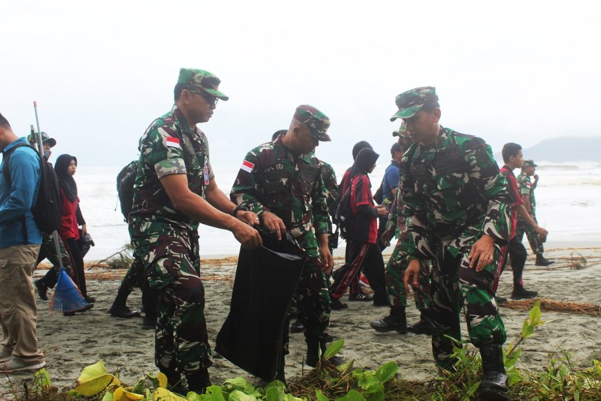 Kodim Jayapura Ikut Sukseskan Pembersihan Pantai dan Penanaman Ribuan Bibit Pohon Kelapa di Sepanjang Pantai Holtekamp