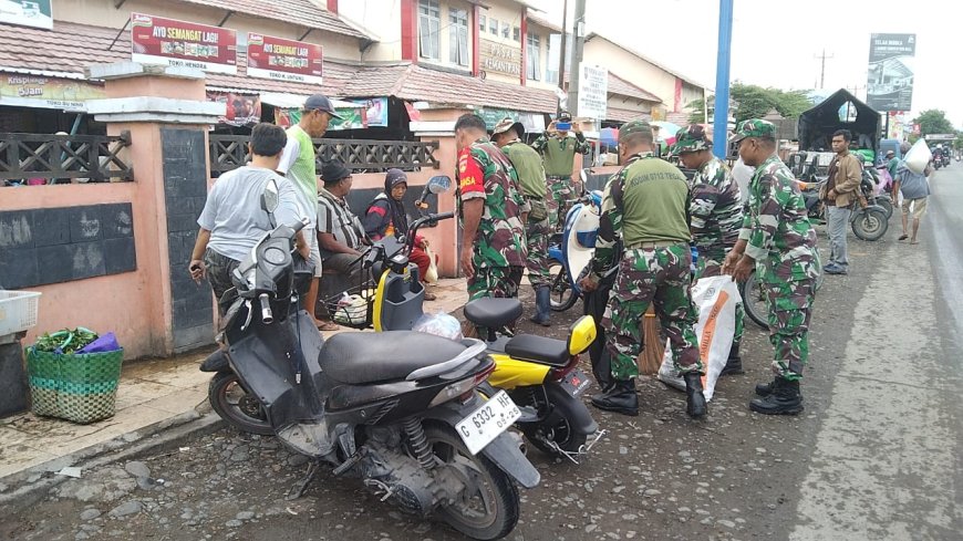 TNI Dan Polri Kompak Bersihkan Pasar Tradisional Kemantran