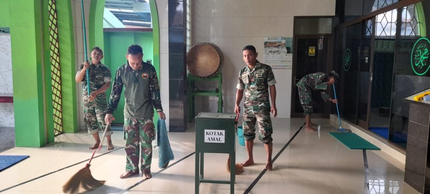 Anggota TNI Bersih – Bersih Masjid Baiturrahim Balamoa