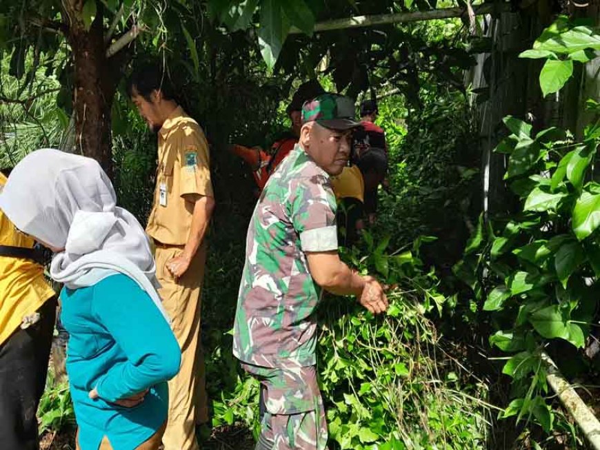 Dukungan Terpadu Babinsa dan Relawan Bersihkan Sungai Demi Kurangi Banjir di Semarang