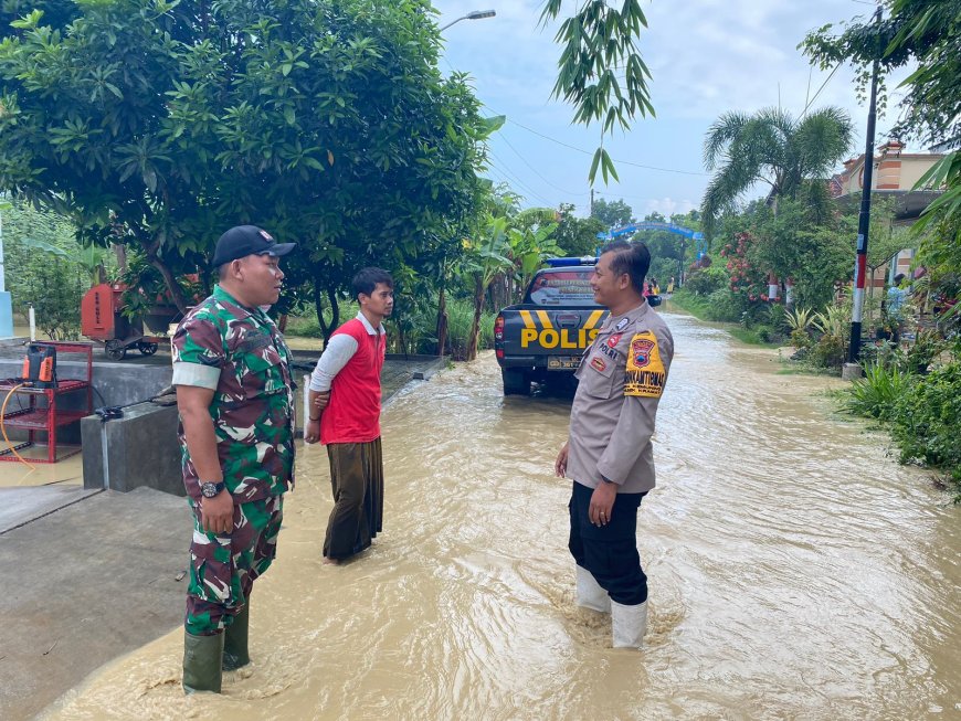 Babinsa Koramil Kramat Pantau Desa Binaan Yang Terendam Banjir