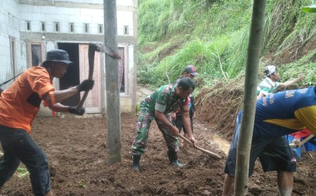 Dengan Gotong Royong, Babinsa Sertu Topik Bantu Warga Binaan Yang Tertimpa Longsor
