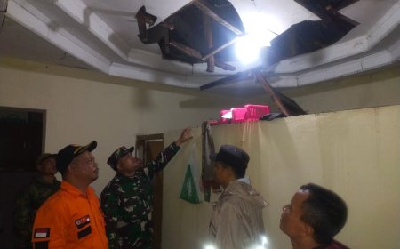 Gerak Cepat Babinsa Kodim Tegal Bantu Rumah Warga Tertimpa Pohon Tumbang