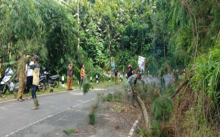 Serka Heru Karmanto dari Koramil 04 Karangkobar Bantu Warga Menangani Penebangan Pohon