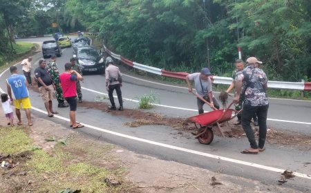 Gercep !! Piket Makodim Jayapura Bersama Warga Atasi Tumpahan Oli di Jalan Raya