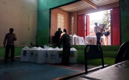 Babinsa Koramil Bumijawa Dan Bhabinkamtibmas Kawal Logistik Hasil Pemilu 2024