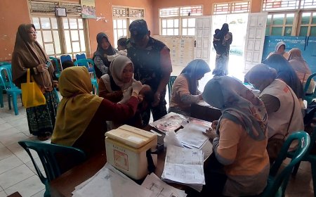 Babinsa Koramil 04 Karangkobar Dampingi Imunisasi Polio Anak