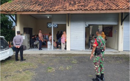 Babinsa Koramil Lebaksiu Bersama Bhabinkamtibmas Amankan Rapat Pleno Terbuka Penghitungan Suara Pemilihan Umum 2024