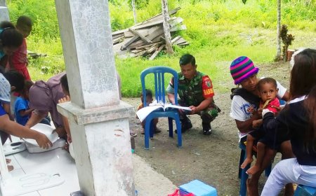 Peduli Kesehatan Warga Binaan Babinsa Waris Dampingi Petugas Kesehatan Pelayanan Keliling Kampung