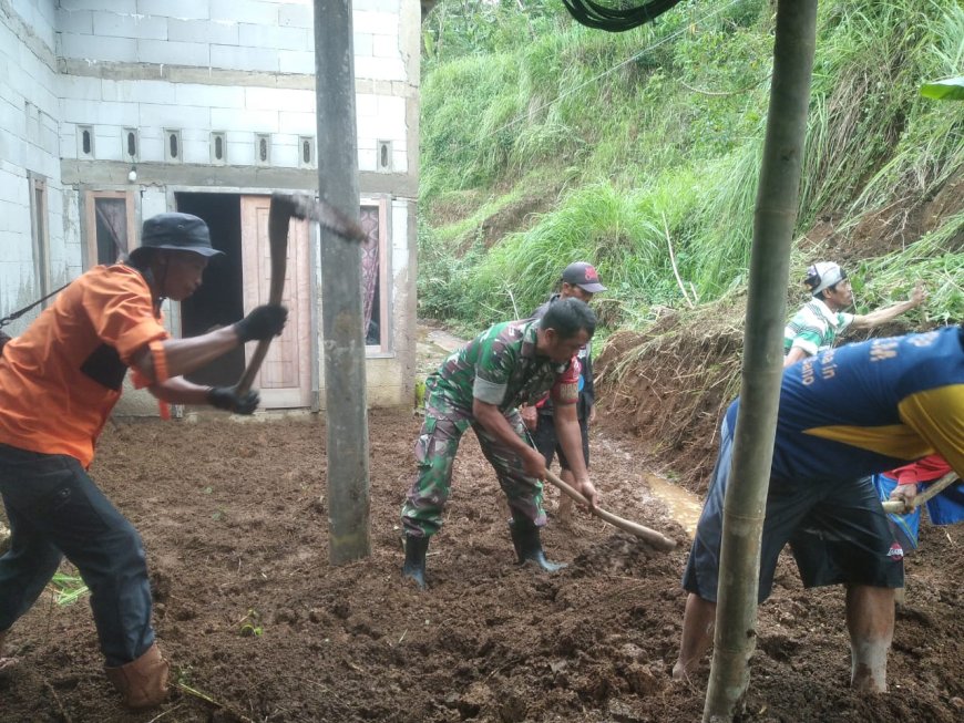 Dengan Gotong Royong, Babinsa Sertu Topik Bantu Warga Binaan Yang Tertimpa Longsor