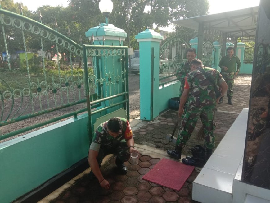 Jumat Bersih, Anggota Koramil Pangkah Bersihkan Masjid Zami Attakwa