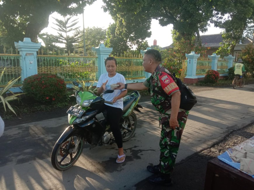 Upaya Mengatasi Kesulitan Rakyat, Koramil Pangkah Bagikan Nasi Bungkus