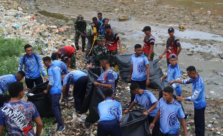 Grebek Sampah Sungai Anafre Kota Jayapura Berhasil Kumpulkan 250 Karung Sampah Plastik