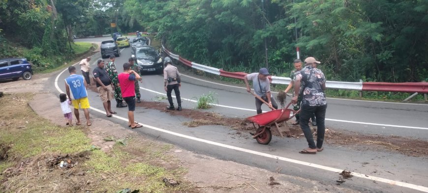 Gercep !! Piket Makodim Jayapura Bersama Warga Atasi Tumpahan Oli di Jalan Raya