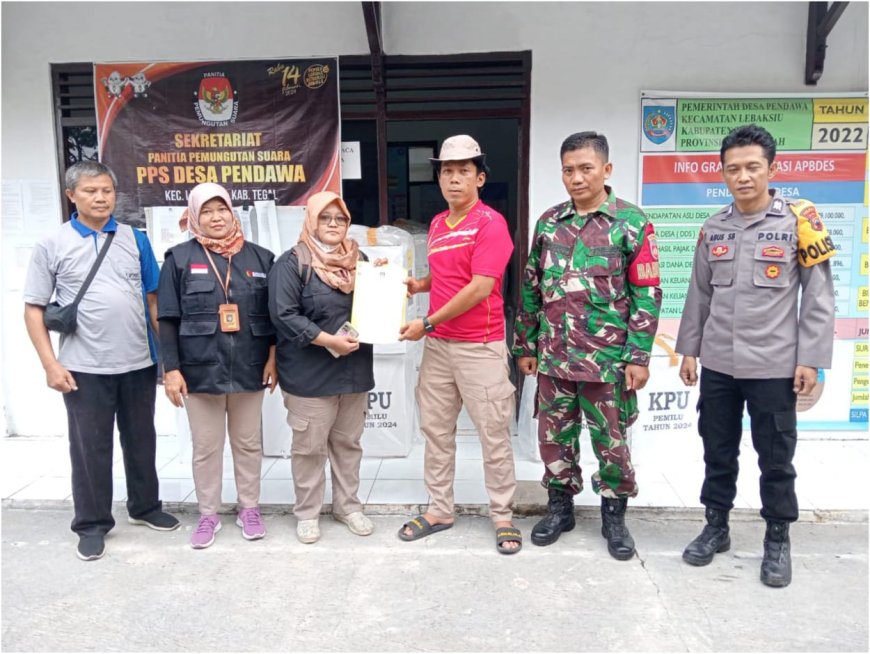Babinsa Koramil Lebaksiu Kawal Pendistribusian Logistik Pemilu 2024